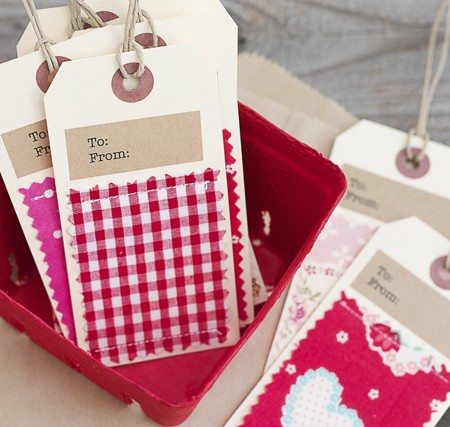 Super cute handmade fabric gift tags! Personalize them for every holiday too. www.livelaughrowe.com #gifttags