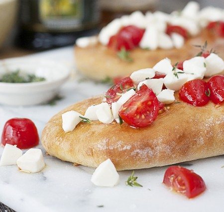 This mouthwatering meatless dish is a must try! Warm Mozzarella and Tomato Flatbreads with www.livelaughrowe.com