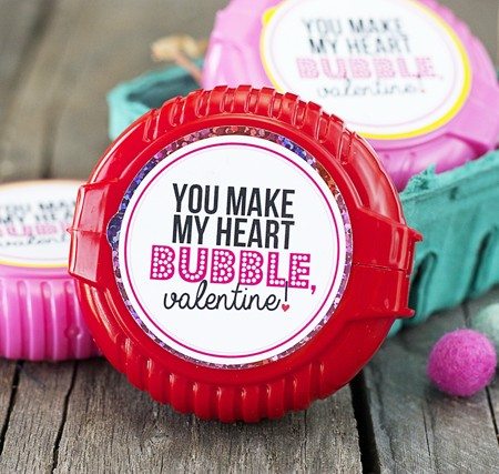 I adore these because I love me some bubble gum every once in awhile! "You Make My Heart Bubble, Valentine!" Free Printable from www.livelaughrowe.com #bubblegum #valentines