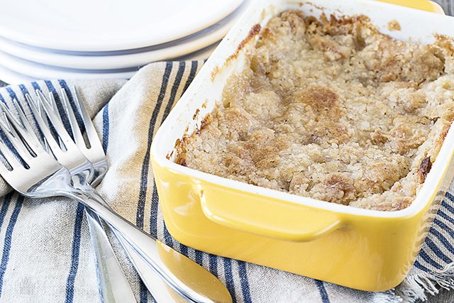 Delicious and Easy Apple Crisp. The crunchy topping paired with the soft apples is a perfect combination. The perfect fall dessert! livelaughrowe.com