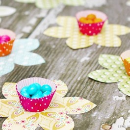 Super simple (and sweet) spring favor! These floral favors are perfectly spring with their bright colors. Full tutorial at livelaughrowe.com