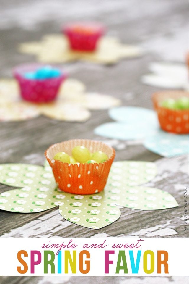 Super simple (and sweet) spring favor! These floral favors are perfectly spring with their bright colors. Full tutorial at livelaughrowe.com