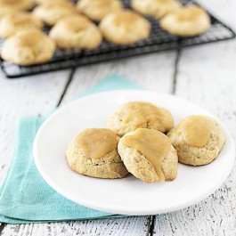 Mouthwatering Frosted Banana Cookies. The frosting might just be the best part! www.livelaughrowe.com