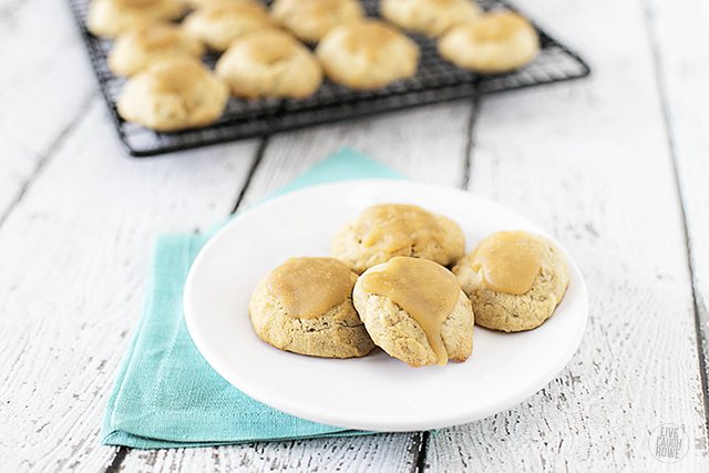 Mouthwatering Frosted Banana Cookies. The frosting might just be the best part! www.livelaughrowe.com