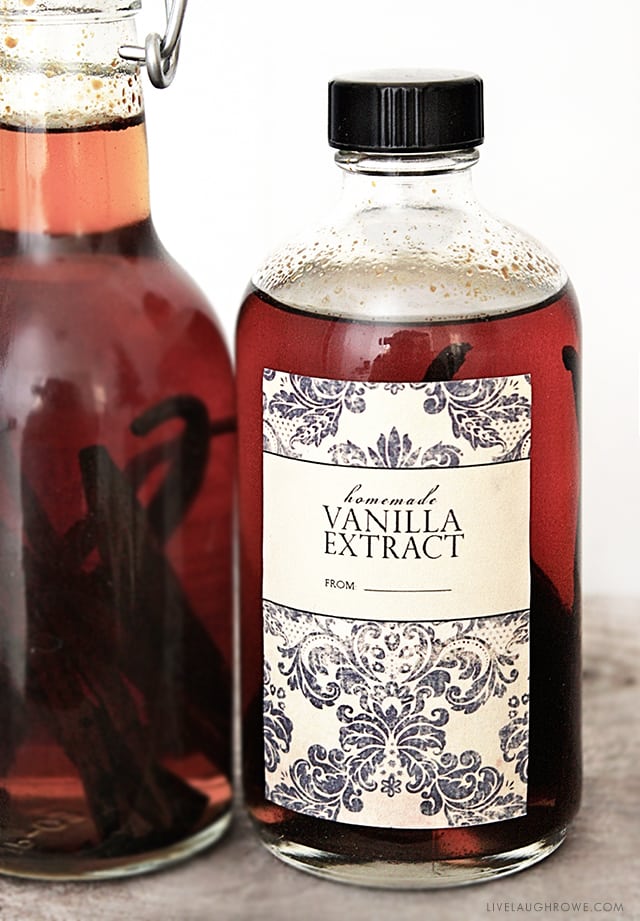 This Homemade Vanilla Extract printable label makes a great addition to your homemade vanilla for gifting! livelaughrowe.com