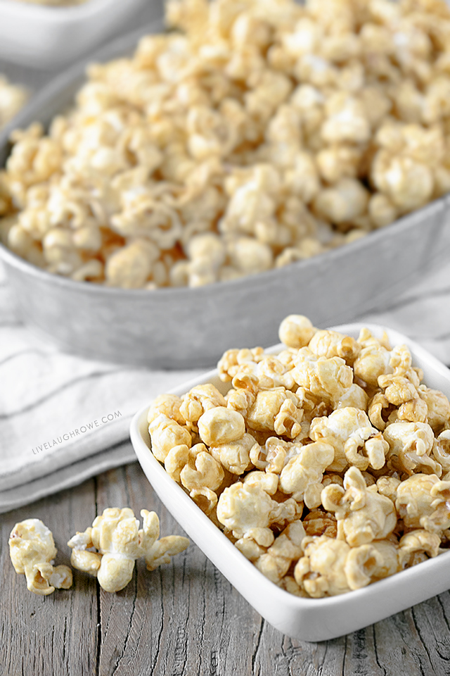 The BEST and easiest Homemade Caramel Popcorn recipe. Would you believe that you can make this caramel popcorn in the microwave in about TEN minutes? Yep! What are you waiting for? Recipe at livelaughrowe.com