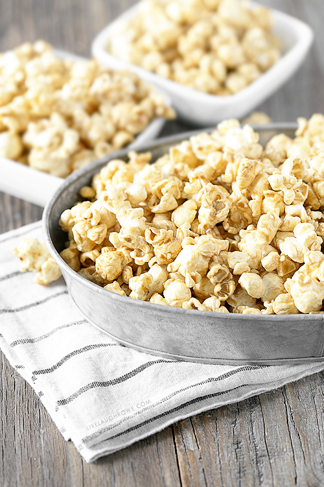 The BEST and easiest Homemade Caramel Popcorn recipe. Would you believe that you can make this caramel popcorn in the microwave in about TEN minutes? Yep! What are you waiting for? Recipe at livelaughrowe.com