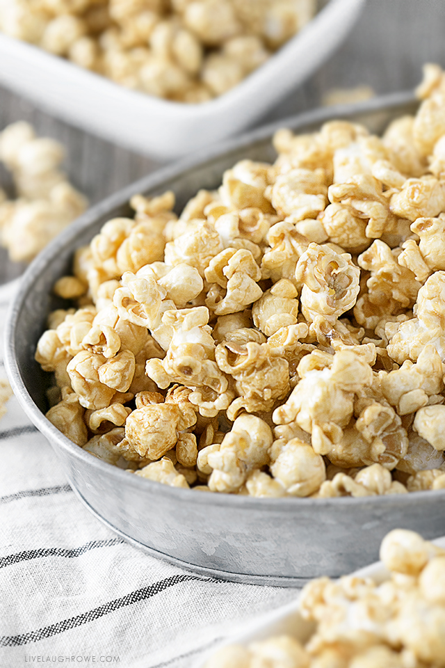 The BEST and easiest Homemade Caramel Popcorn recipe. Would you believe that you can make this caramel popcorn in the microwave in about TEN minutes? Yep! What are you waiting for? Recipe at livelaughrowe.com