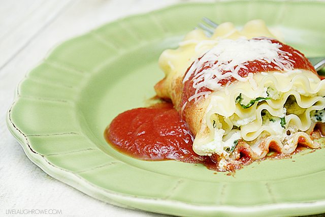 Delicious Spinach Lasagna Rolls that are perfectly satisfying and on the light side. Recipe at livelaughrowe.com