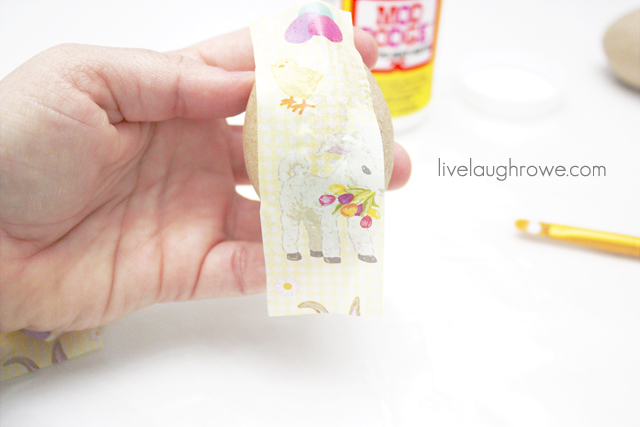 place tissue paper on egg