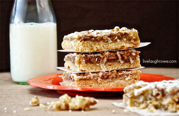 Delicious French Vanilla Dream Bars. Perfect for Picnic Season! www.livelaughrowe.com
