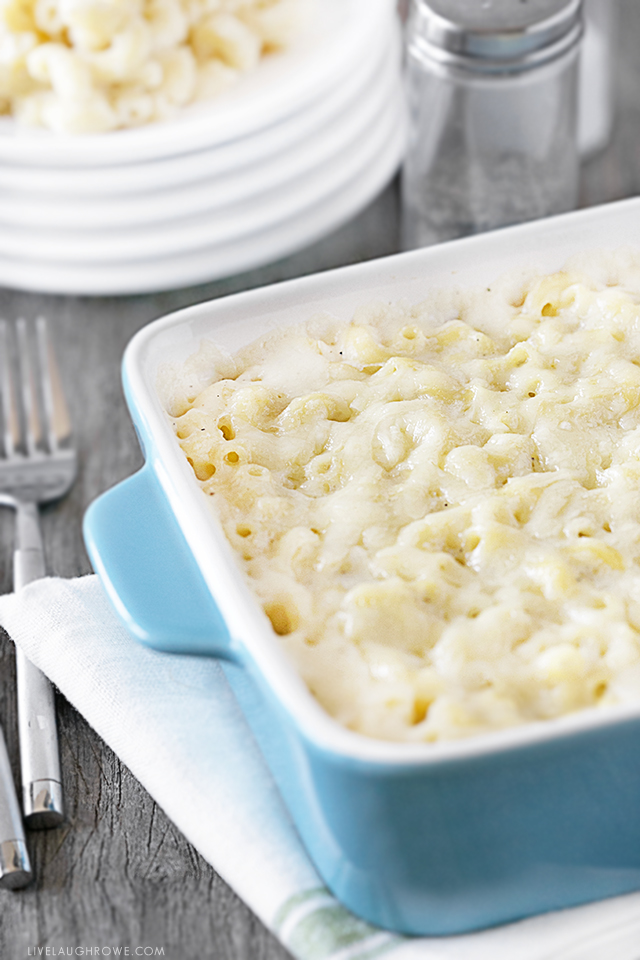 Dinner is served! This Baked Macaroni and Cheese is dangerously good. Delicious and simple -- your whole family will be begging for more. Recipe at livelaughrowe.com #dinner #macandcheese