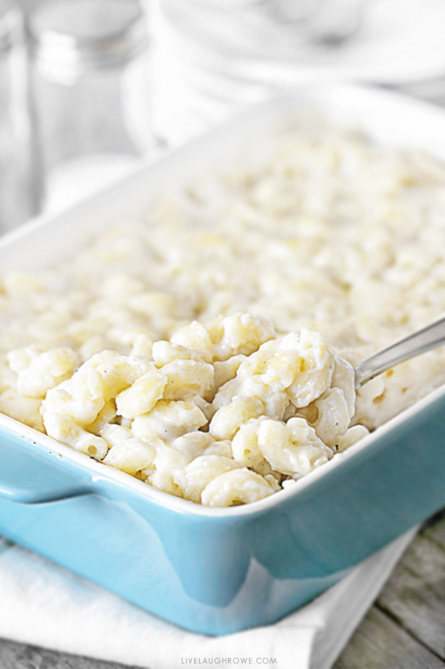 Dinner is served! This Baked Macaroni and Cheese is dangerously good. Delicious and simple -- your whole family will be begging for more. Recipe at livelaughrowe.com #dinner #macandcheese