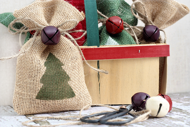 Use a handmade gift bag for gift giving this year! DIY Christmas Gift Bags using burlap with livelaughrowe.com