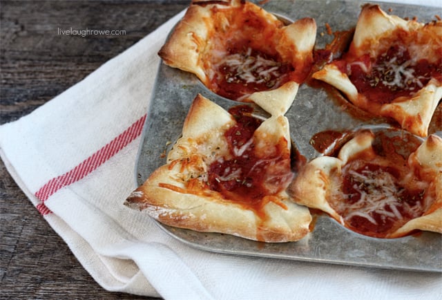 A fun twist on Pepperoni Pizza. Pepperoni Pizza Cups with livelaughrowe.com