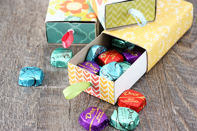 Fabulous way to show mom how sweet she is! DIY Box of Chocolates