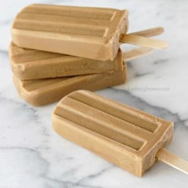 If you love Starbucks Caramel Macchiatos, you're in for a treat with this frozen treat. Caramel Macchiato Popsicles with livelaughrowe.com