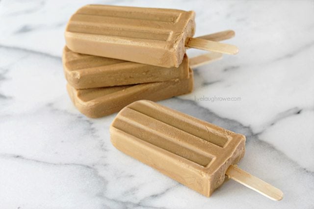 If you love Starbucks Caramel Macchiatos, you're in for a treat with this frozen treat. Caramel Macchiato Popsicles with livelaughrowe.com