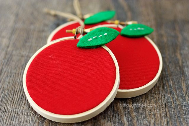 Apple Hoop Art. Adorable back to school craft or teacher appreciation gift! #backtoschool #hoopart