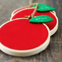 Adorable Apple Hoop Art! A 15 minute craft that is perfect for Back to School preparations or Teacher Appreciation gifts.