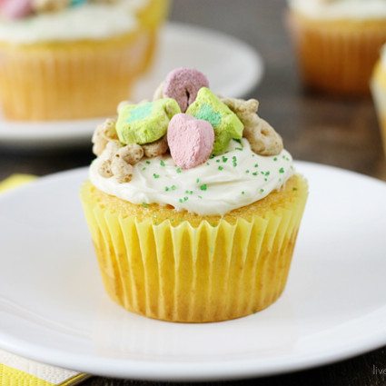 Super fun cupcakes! Start your kiddos birthday with a Magical Birthday Cupcake and a cute printable.