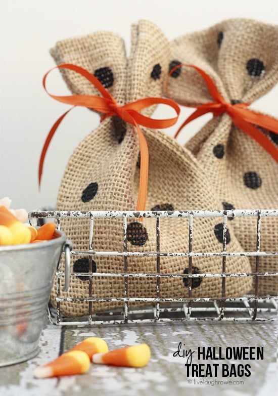 DIY Halloween Treat Bags. The perfect bag for gifting treats to your friends, classmates, neighbors and/or friends! #halloween #burlapbags