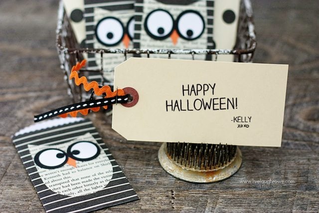 Use an adorable Halloween paper pocket as a gift card holder or as a unique Halloween card! www.livelaughrowe.com #halloween