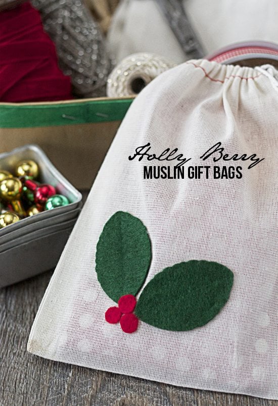 Simple Holly Berry Muslin Gift Bags! I love that they take minutes to pull together and are a fun gift presentation. www.livelaughrowe.com