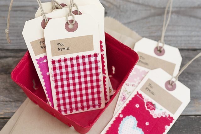 Super cute handmade fabric gift tags! Personalize them for every holiday too. www.livelaughrowe.com #gifttags