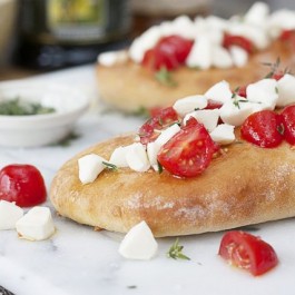 This mouthwatering meatless dish is a must try! Warm Mozzarella and Tomato Flatbreads with www.livelaughrowe.com