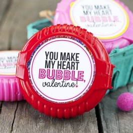I adore these because I love me some bubble gum every once in awhile! "You Make My Heart Bubble, Valentine!" Free Printable from www.livelaughrowe.com #bubblegum #valentines