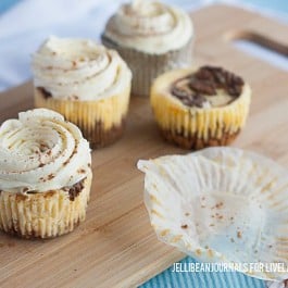 Delicious and Bite Size! Cinnamon Swirl Mini Cheesecakes via Jelli Bean Journals for www.livelaughrowe.com #dessert