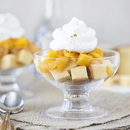 Delicious Peach Pound Cake Parfaits -- the cream is to die for! Recipe at livelaughrowe.com