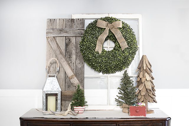 Love this Rustic Inspired Dining Room Vignette. A beautiful addtion to the Christmas Home Tour. livelaughrowe.com