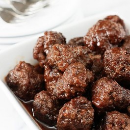 Delicious Grape Jelly Meatballs. Serve as appetizers or as the main dish! Mouthwatering with taste. livelaughrowe.com