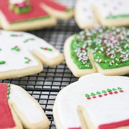 Serve these Ugly Sweater Sugar Cookies at your next ugly sweater party -- or gift to your co-workers! livelaughrowe.com