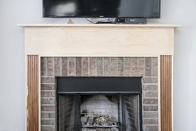 The mantel makeover has finally come to fruition -- and we didn't paint the oak! livelaughrowe.com