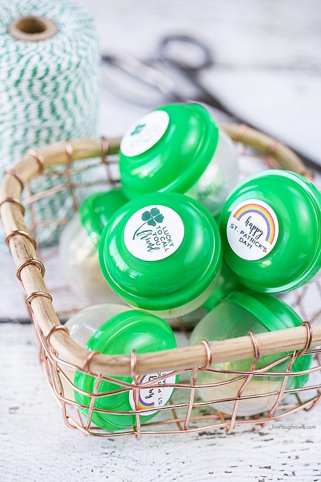 These green party favors made with vending machine capsules are genius! Too cute not to pull together for St. Patrick's Day. livelaughrowe.com