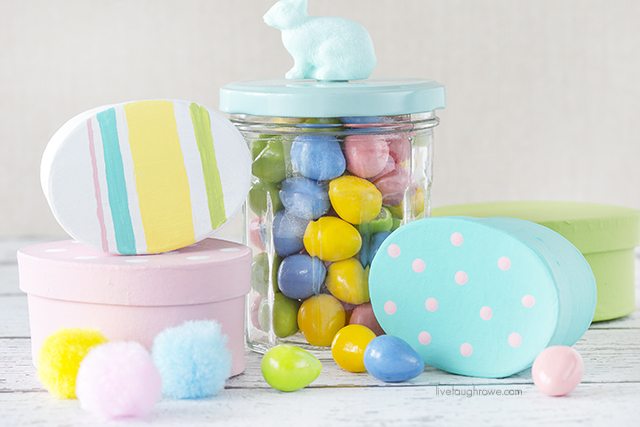These Easter Gift Boxes are colorful and perfect for gifting a sweet treat or toy! Tutorial at livelaughrowe.com