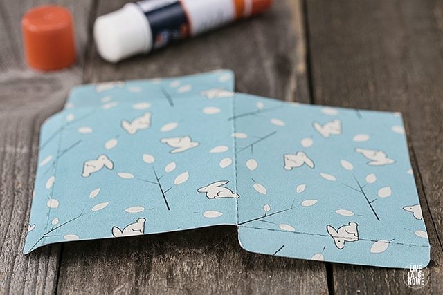Print and assemble these adorable gift card holders for Easter! Add quarters for the kiddos and place in their Easter basket. livelaughrowecom
