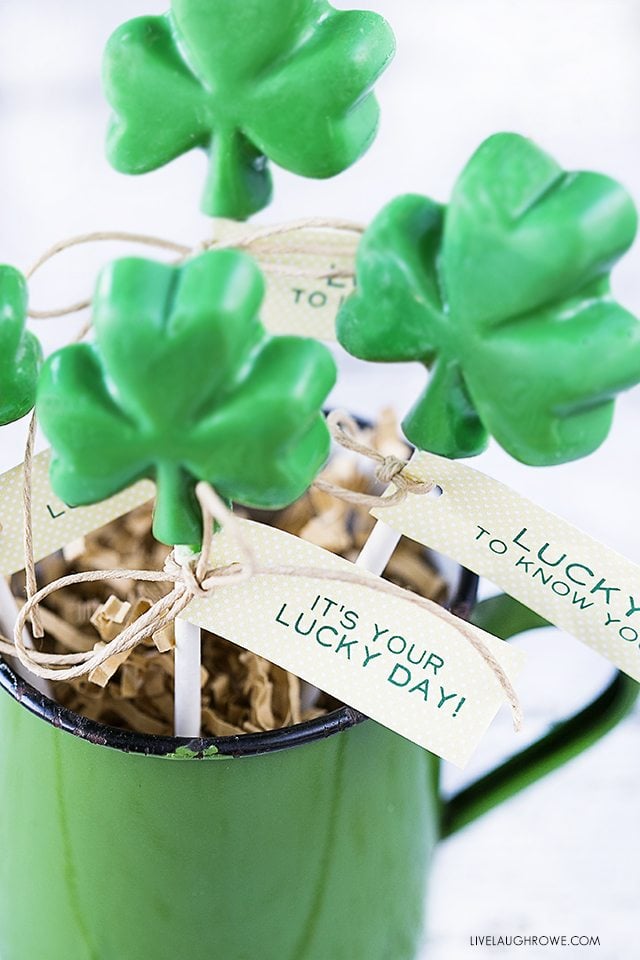 These chocolate shamrock lollipops and printable labels would be perfect for a St. Patrick's Day class treat or party favor! livelaughrowe.com