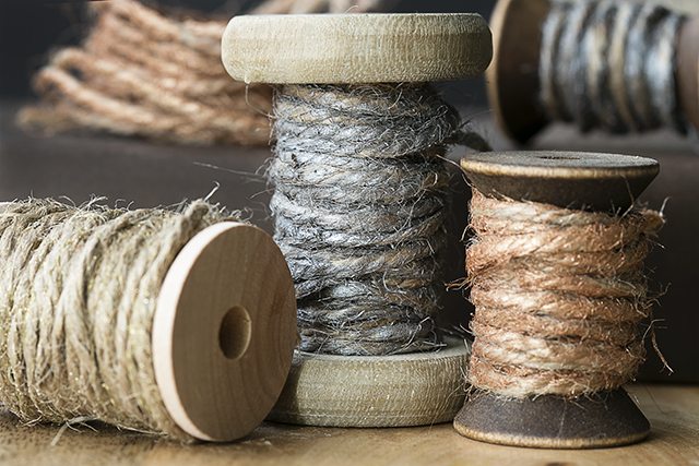 Rustic hand painted twine. A fun use of jute twine that is great or gift wrap or gifting! livelaughrowe.com