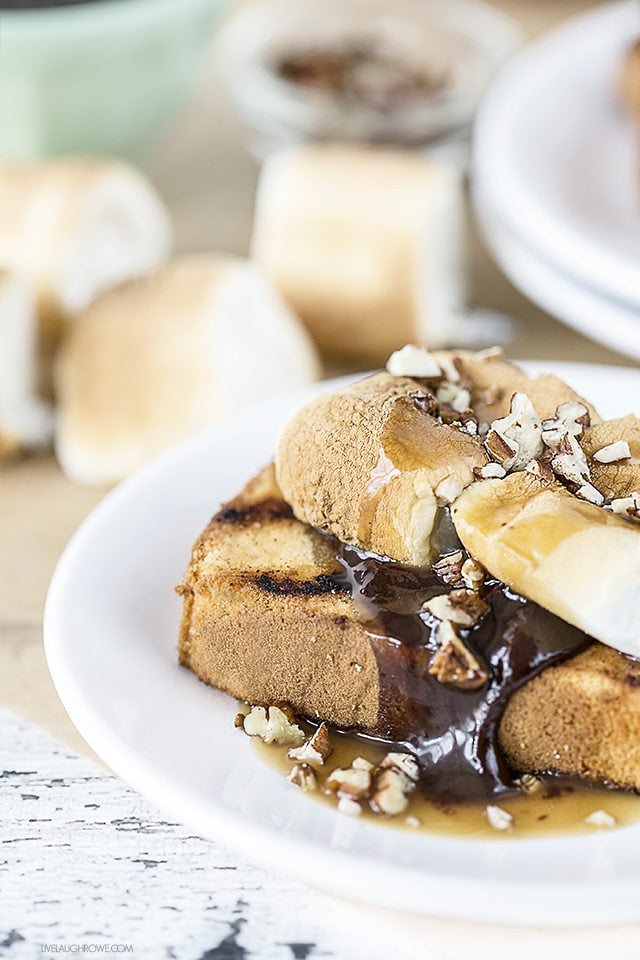 Time for some grilling love! This Turtle S'mores Cake is sweet and satisfying -- each bite is packed with flavor. Who said grilling had to be just for meat and veggies? livelaughrowe.com