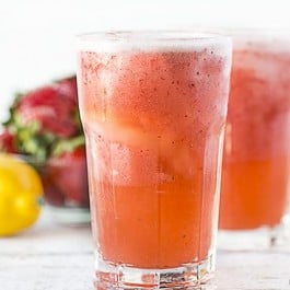 Delicious and refreshing non-alcoholic Strawberry Lemonade Cooler. Low in calories too! livelaughrowe.com