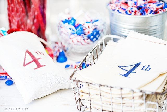 Adorable Patriotic Favor Bags that you can whip up in just a few minutes! Great for a patriotic candy bar or a red, white and blue treat. livelaughrowe.com