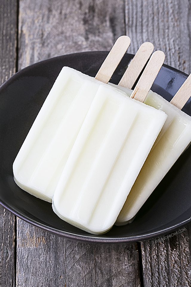 These mouthwatering Key Lime Pie Popsicles are perfectly refreshing on hot summer day! livelaughrowe.com