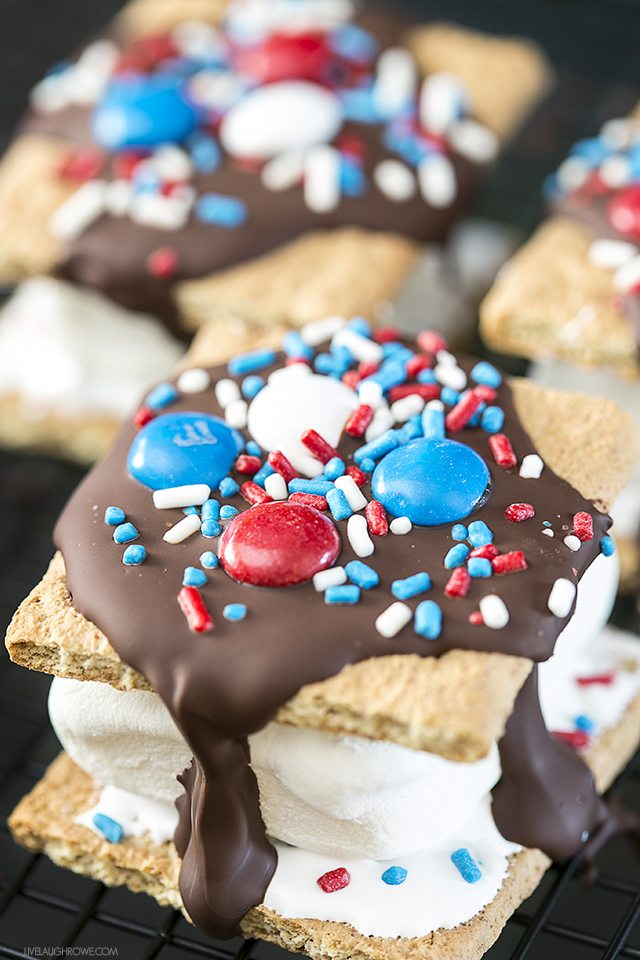 Looking for a s'more recipe for kids? These Fireworks S'mores will do the trick this July 4th. They're packed with flavor -- and sprinkles. livelaughrowe.com