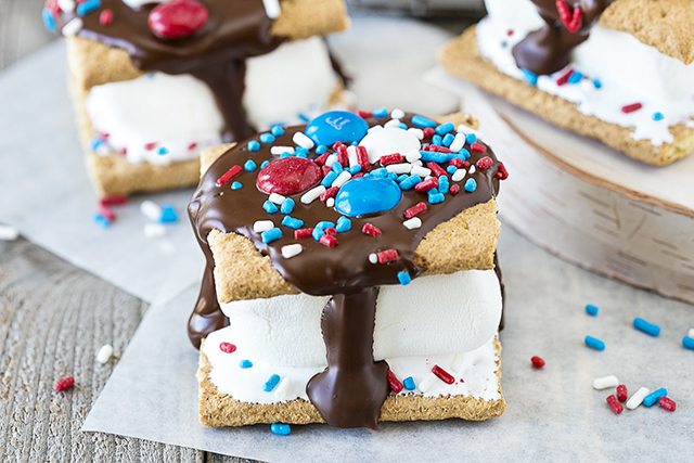 Looking for a s'more recipe for kids? These Fireworks S'mores will do the trick this July 4th. They're packed with flavor -- and sprinkles. livelaughrowe.com