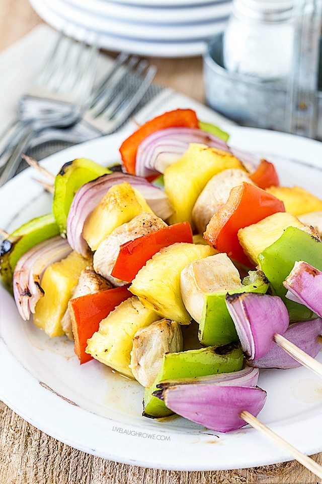 This Hawaiian Chicken Kabob Recipe is amazing! Super delicious and on the skinny side. livelaughrowe.com