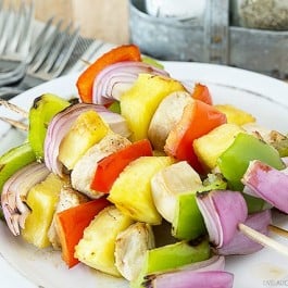 This Hawaiian Chicken Kabob Recipe is amazing! Super delicious and on the skinny side. livelaughrowe.com